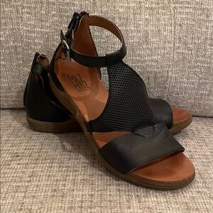 Miz Mooz Black Leather Mari Sandals w/ Ankle Straps & Traction on Soles, EU 39